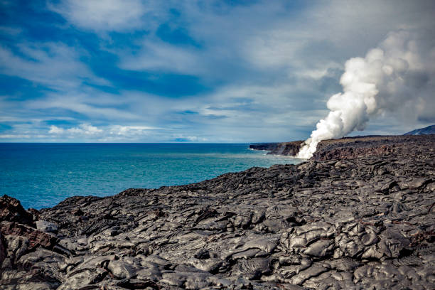 la lava del vulcano kilauea scorre nell'oceano pacifico, hawaii - hilo foto e immagini stock