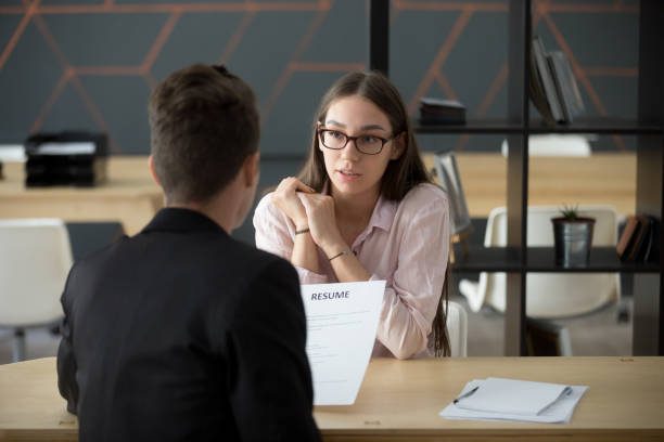 solicitante mujer milenaria confianza hablando en responder preguntas de entrevista de trabajo - opportunity handshake job business fotografías e imágenes de stock