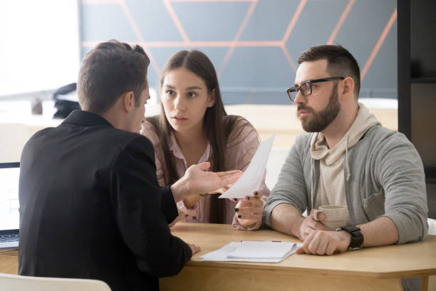 enojado pareja milenaria quejándose de mal contrato disputando con abogado - arguing complaining women conflict fotografías e imágenes de stock