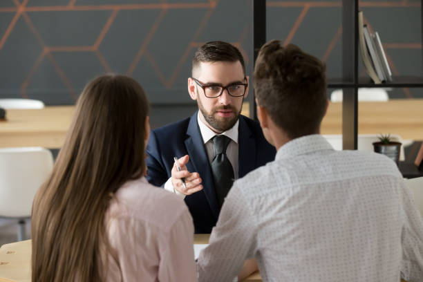 courtier en placements sérieux, conseiller financier ou travailleur de banque conseil couple - lawyer family talking discussion photos et images de collection