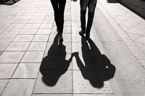 Siluetas Y Sombras De Una Pareja Joven En Una Calle Los Amantes Caminando En La Ciudad Foto de stock y más banco de imágenes de Parejas - iStock Siluetas Y Sombras De Una Pareja Joven En Una Calle Los Amantes Caminando En La Ciudad Foto de stock y más banco de imágenes de Parejas - iStock