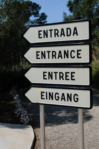 istock Multilingual entrance sign: entrada, entrance, entree, eingang 963834558