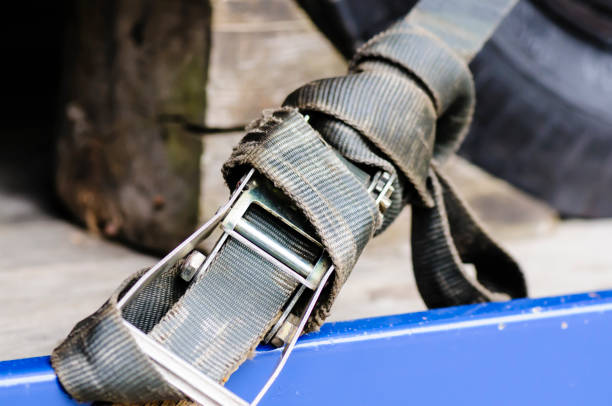 catraca amarração de coleira em um camião do leito e o webbing - tiedown - fotografias e filmes do acervo