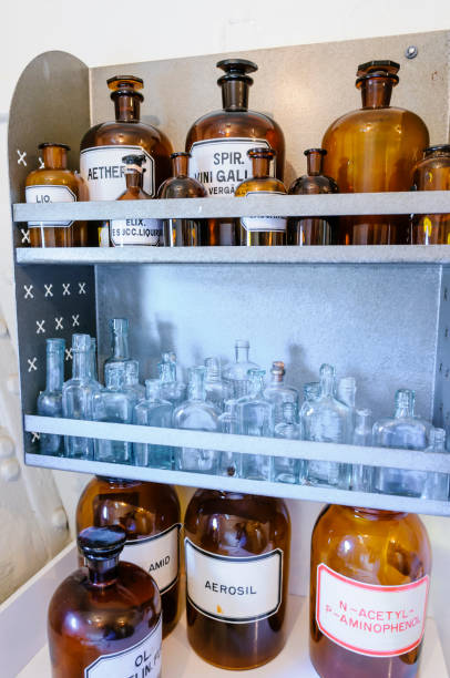 butelki na półkach w ramach gabinetu lekarskiego z i wojny światowej. - 1918 zdjęcia i obrazy z banku zdjęć