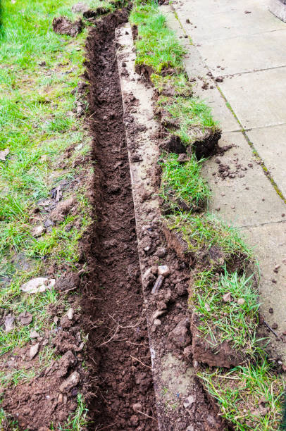 트렌치 배수 채널을 설치 하는 잔디의 바닥에 파고. - drainage ditch 뉴스 사진 이미지