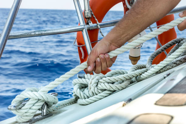 항해 보트에 로프를 잡고 남자 - sailboat sea retirement adventure 뉴스 사진 이미지