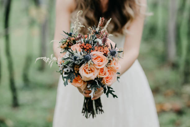 rustic wedding bouquet - people vibrant color sunlight cheerful imagens e fotografias de stock