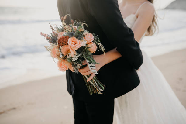невеста и жених - bride bouquet стоковые фото и изображения