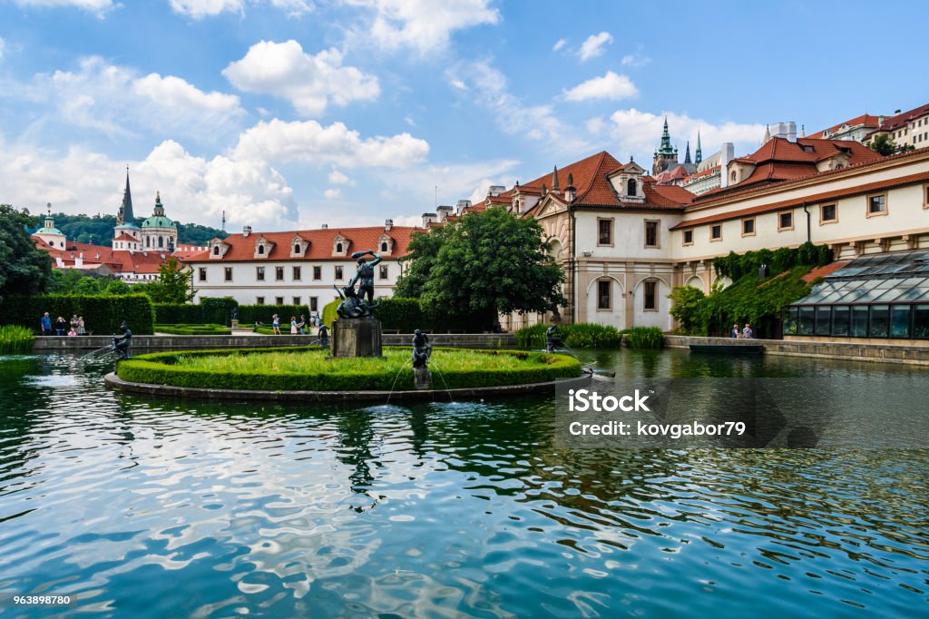 Pequeno lago no jardim Wallenstein em Praga, República Checa - Foto de stock de Praga royalty-free