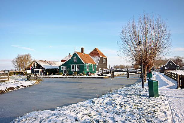 tradicional paisagem de inverno na holanda - zaanse schans bridge house water - fotografias e filmes do acervo