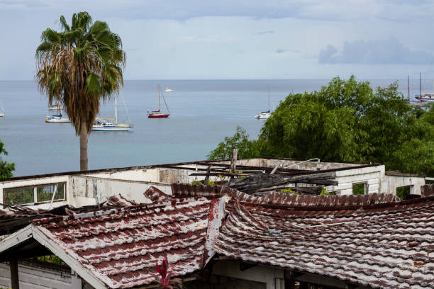 hurrikanschäden in der karibik - hurricane caribbean house storm stock-fotos und bilder