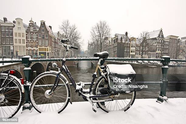 Nívea Bicicleta En El Centro De La Ciudad De Amsterdam Países Bajos Foto de stock y más banco de imágenes de Aire libre