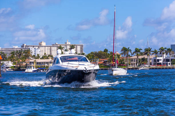 azul y blanco yate motor intracoastal waterway - motoring fotografías e imágenes de stock