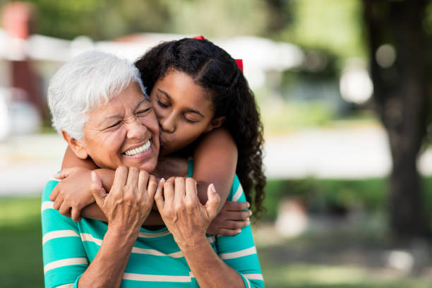 adolescente aimante embrasser et baiser grand-mère - grandmother child senior adult multi generation family photos et images de collection