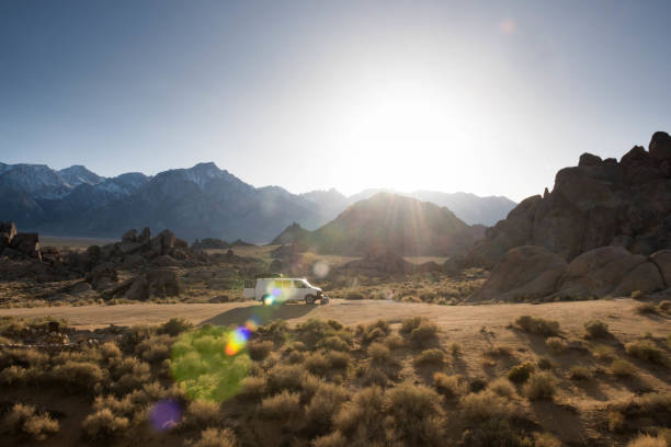 砂漠で美しいヴァン生活 - ホイットニー山 ストックフォトと画像