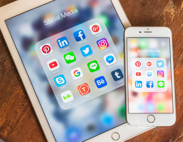 icone multicanale dell'app di social media su ipad, tecnologia di applicazioni internet cross-channel touchscreen touchscreen per iphone per lo stile di vita delle persone nell'era digitale 4.0. - braccio di mare immagine foto e immagini stock