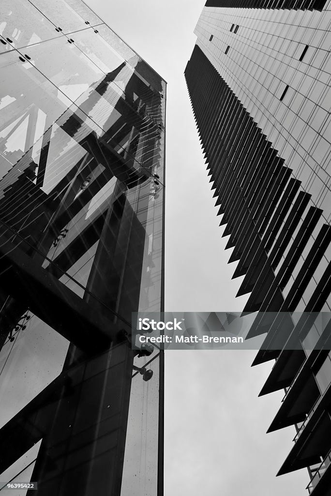 Глядя на стеклянный лифт и Небоскрёб - Стоковые фото Отель роялти-фри