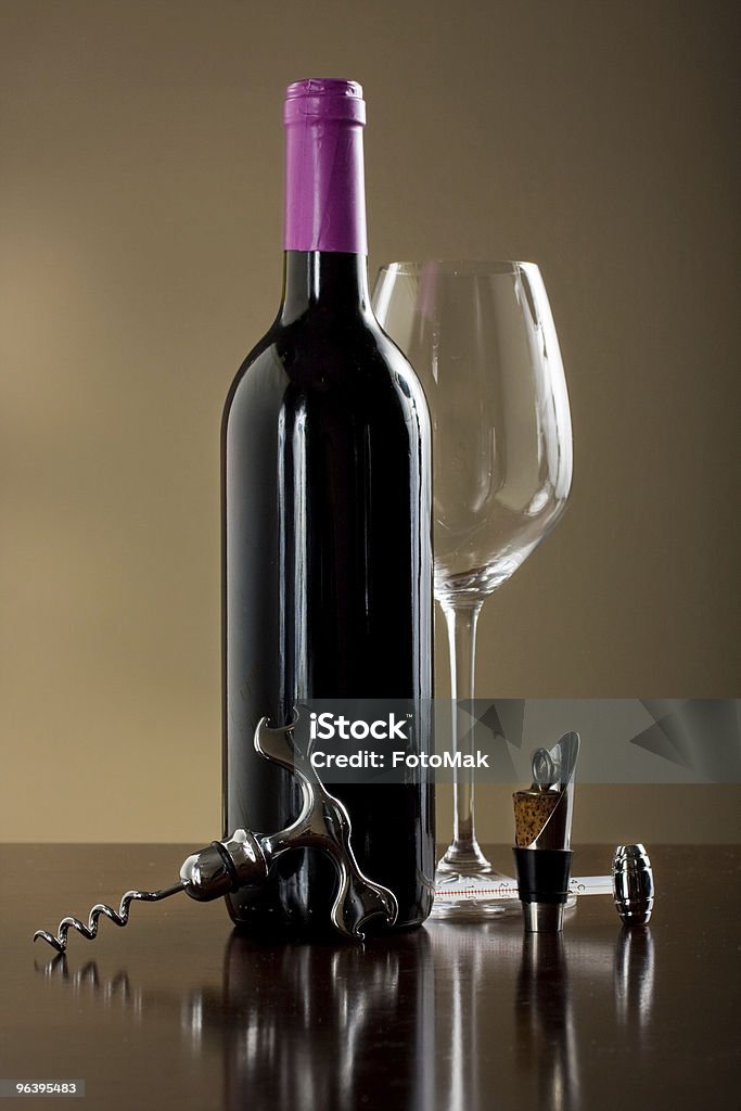Copo de vinho e garrafa com conjunto de acessórios - Royalty-free Garrafa de Vinho Foto de stock