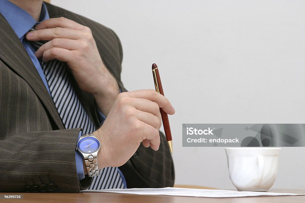 Fixation une cravate avant de signer le contrat - Photo de Document libre de droits