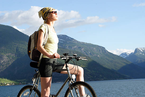 魅力的な女性に自転車-山脈 - short cycle ストックフォトと画像