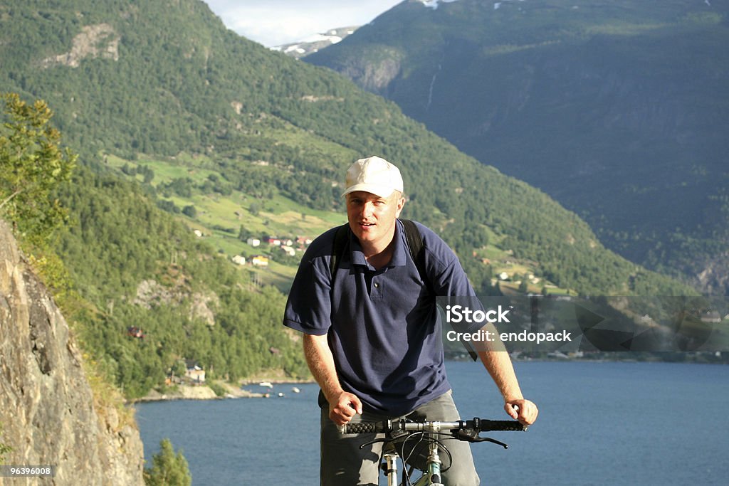 Hombre en bicicleta en las montañas - Foto de stock de Adulto libre de derechos