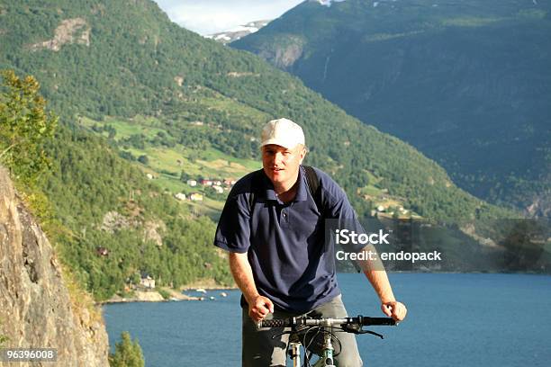 Hombre En Bicicleta En Las Montañas Foto de stock y más banco de imágenes de Adulto - Adulto, Agresión, Agua