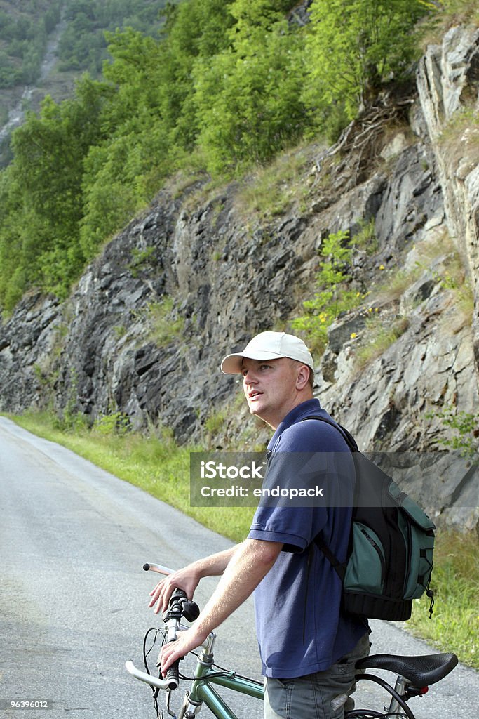 Hombre con bicicleta de montaña de viaje - Foto de stock de Adulto libre de derechos