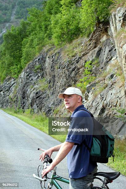 Hombre Con Bicicleta De Montaña De Viaje Foto de stock y más banco de imágenes de Adulto - Adulto, Agresión, Agua