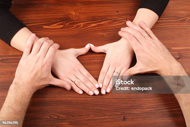 Foto de Mãos De Homem Segurando Uma Mulher Mãos e mais fotos de stock de Adulto - Adulto, Amor, Andar