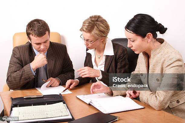 Photo libre de droit de Réunion Daffaires 2 Femme Et Un Homme banque d'images et plus d'images libres de droit de Bureau - Lieu de travail - Bureau - Lieu de travail, Femmes, Hommes