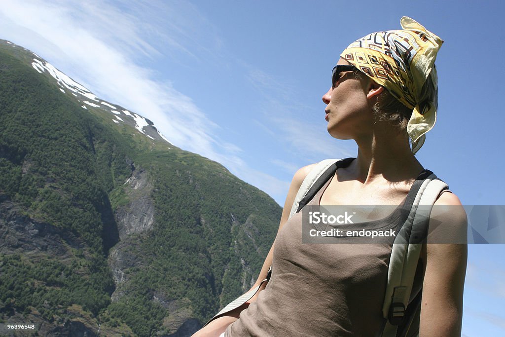 Активный женщина в Головной платок на горных маршрутов - Стоковые фото В стиле минимализма роялти-фри