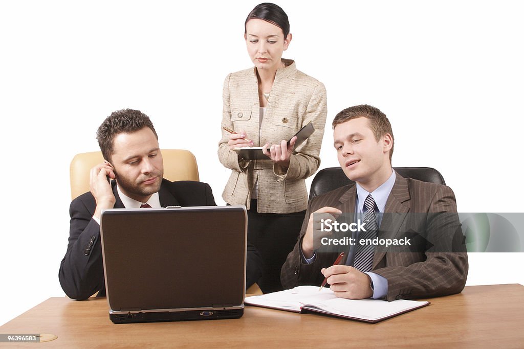 Группа 3 деловых людей, работающих вместе с ноутбуком - Стоковые фото 25-29 лет роялти-фри