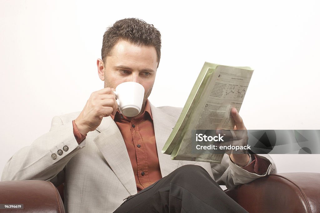 Uomo bere il caffè e leggere il giornale - Foto stock royalty-free di Adulto