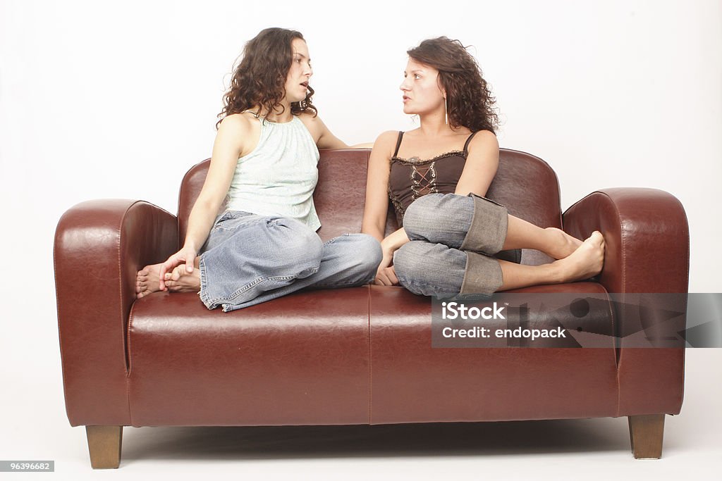 Dois jovens amigos sentado no sofá e a falar - Royalty-free Adulto Foto de stock