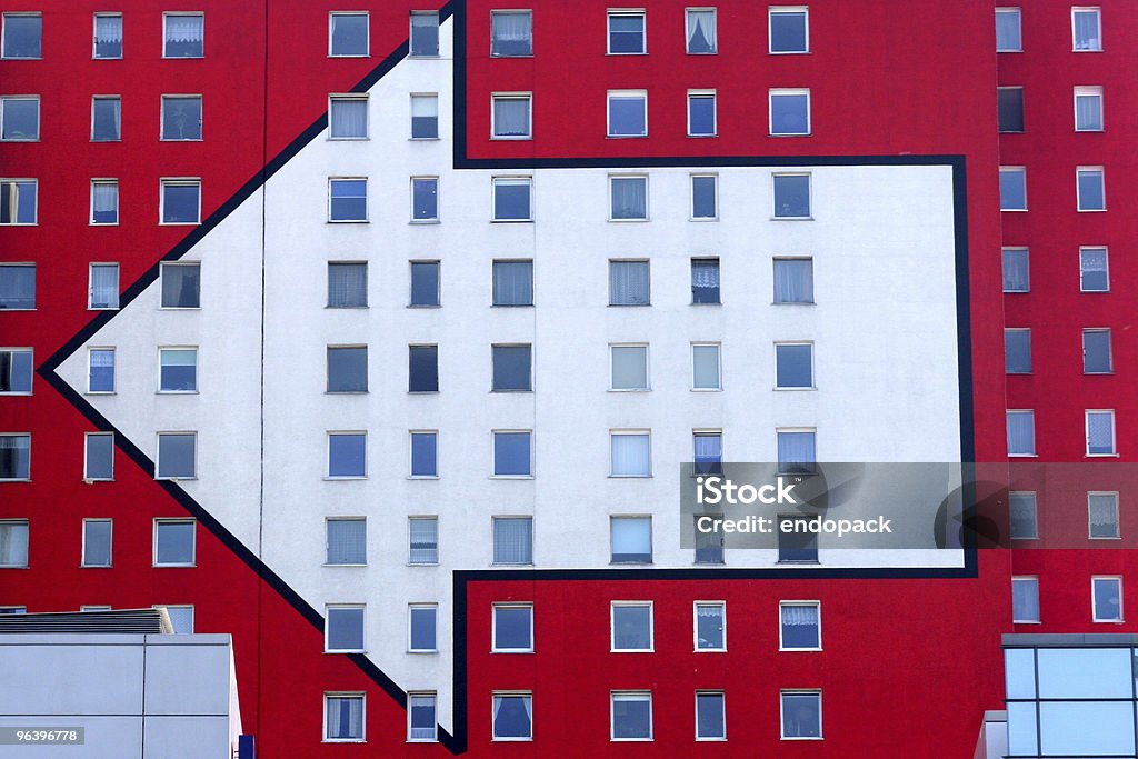 左のホワイトアローに赤色の建物 - カラー画像のロイヤリティフリーストックフォト