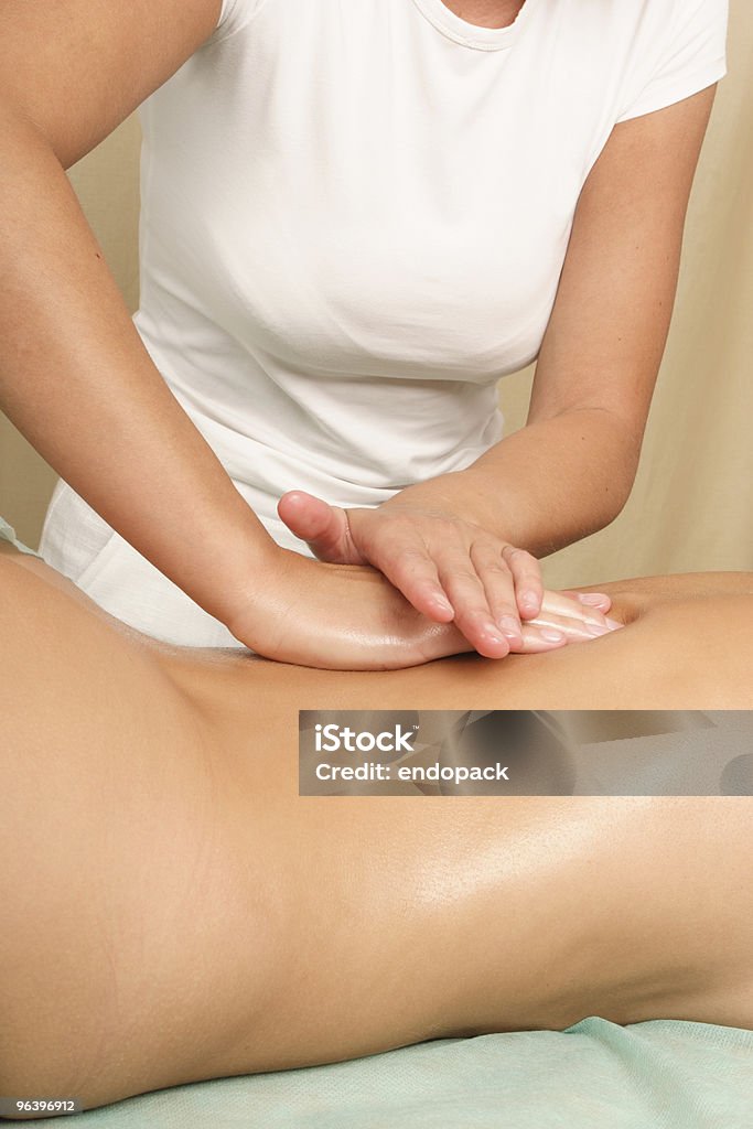 Mulher voltar massagem-vertical - Foto de stock de Adulto royalty-free