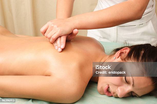 Rücken Frau Massage Horizontal Stockfoto und mehr Bilder von Alternative Behandlungsmethode - Alternative Behandlungsmethode, Attraktive Frau, Berühren