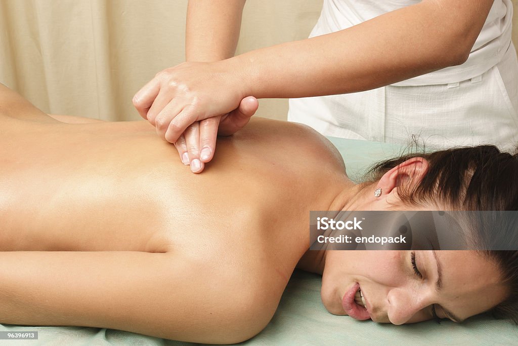 Mulher voltar massagem-horizontal - Foto de stock de Adulto royalty-free