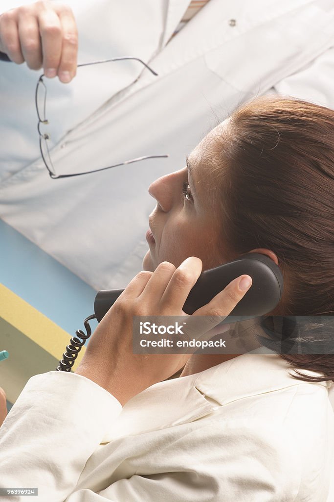 Médico no telefone de secretária - Royalty-free A usar um telefone Foto de stock