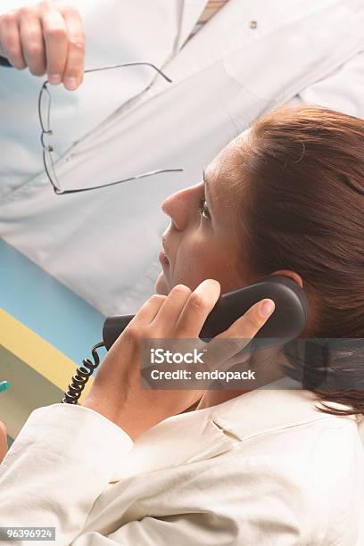 Médico No Telefone De Secretária - Fotografias de stock e mais imagens de A usar um telefone - A usar um telefone, Ouvir, Paciente