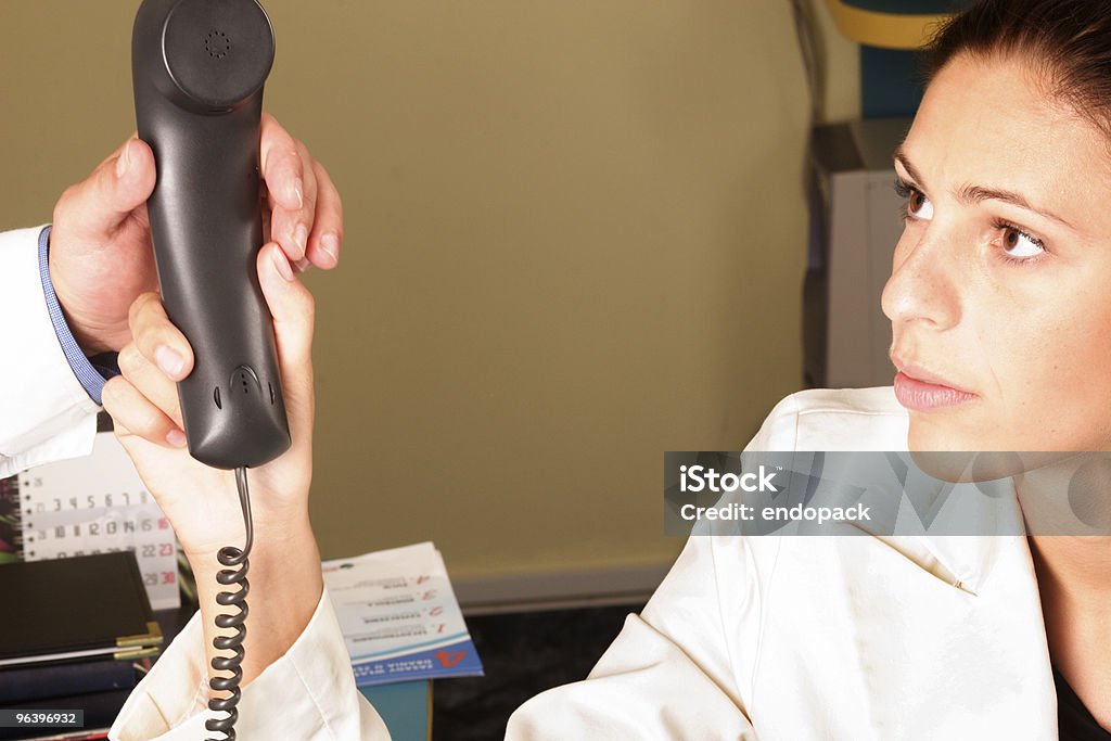 Medical secrétaire tendre un téléphone pour le docteur - Photo de Adulte libre de droits