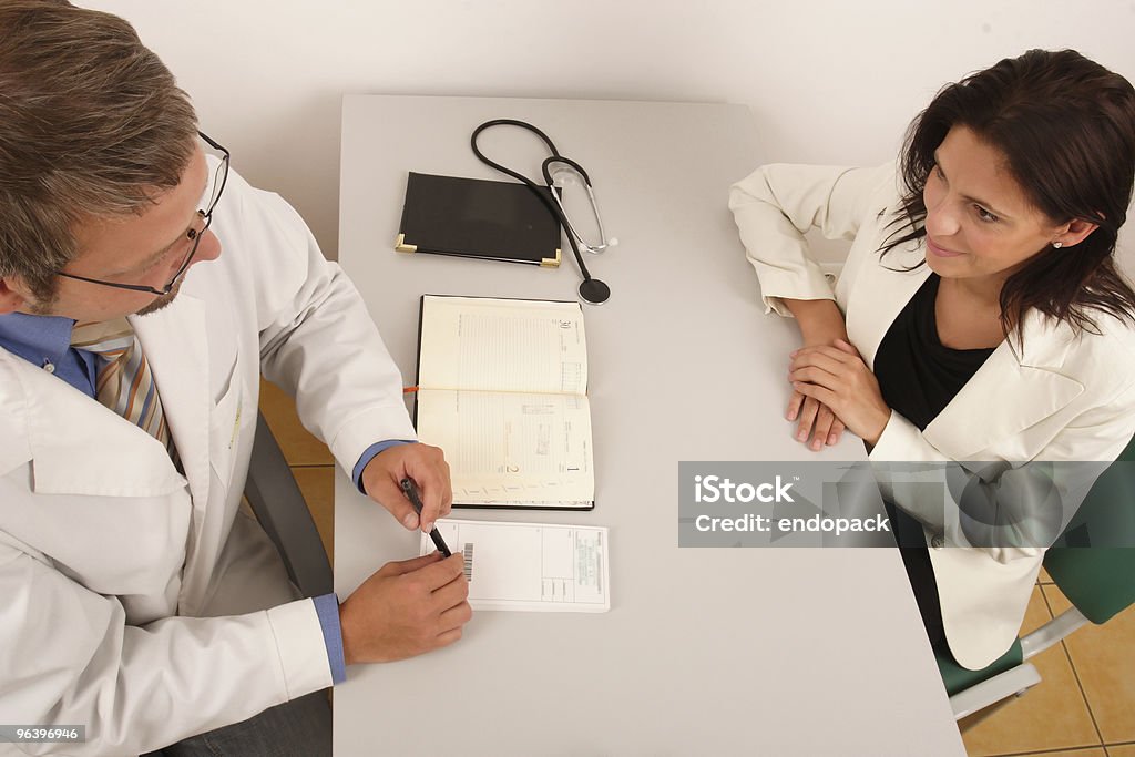 Au cabinet médical-Médecin et patient - Photo de Adulte libre de droits