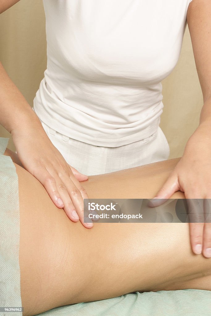 Mulher recebendo uma massagem corporal - Foto de stock de Adulto royalty-free