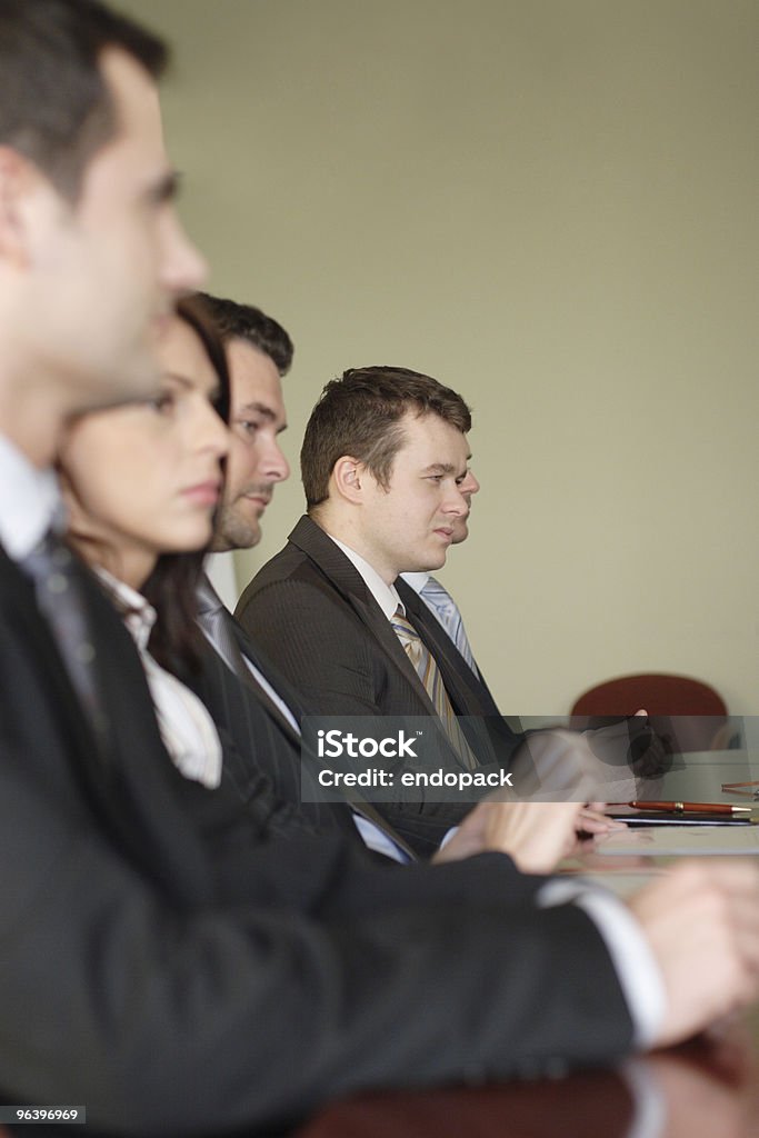 Conferenza, un gruppo di cinque persone d'affari - Foto stock royalty-free di Pannello di controllo