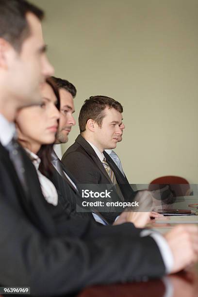 Conferenza Un Gruppo Di Cinque Persone Daffari - Fotografie stock e altre immagini di Pannello di controllo - Pannello di controllo, Sistema legale, Abbigliamento da lavoro