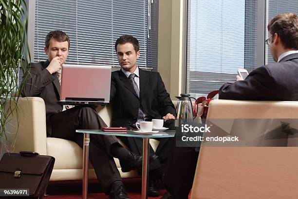 Business Männer Arbeiten Im Büro Stockfoto und mehr Bilder von Aktenmappe - Aktenmappe, Aktentasche, Analysieren