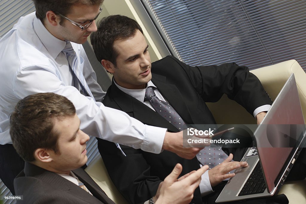 Jovens homens de negócios trabalhando no escritório com latop - Royalty-free Adulto Foto de stock