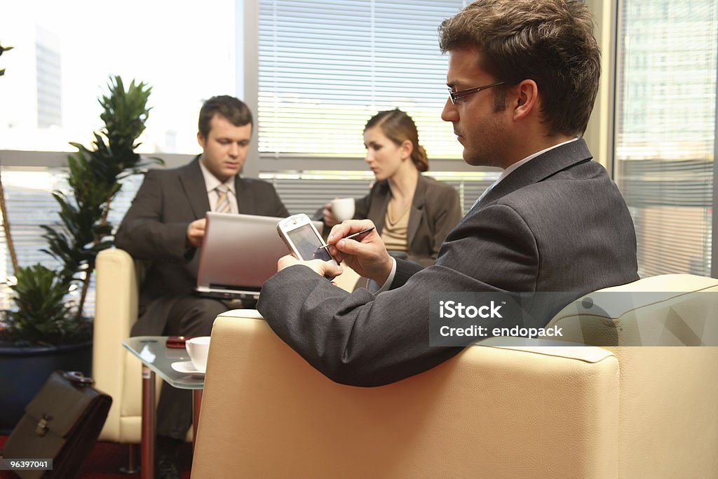 Las personas de negocios trabajan en la oficina - Foto de stock de Adulto libre de derechos