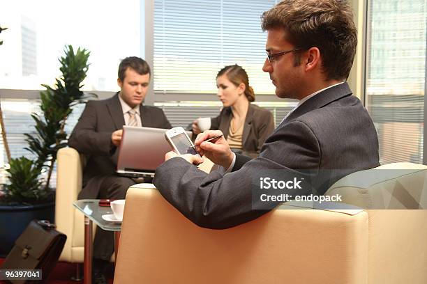 Las Personas De Negocios Trabajan En La Oficina Foto de stock y más banco de imágenes de Adulto - Adulto, Adulto joven, Analizar