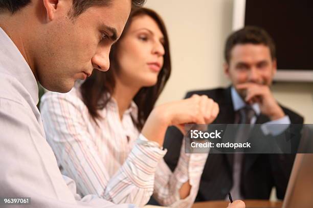 Foto de Três Pessoas Em Um Escritório De Negócios e mais fotos de stock de Adulto - Adulto, Analisar, Apresentação - Discurso